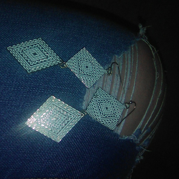 earing - Picture 1 of 1